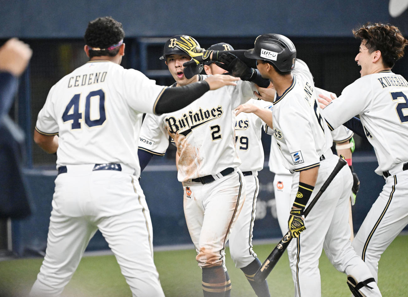 オリックス対ロッテ　8回裏オリックスム2死一塁、頓宮の二塁打で生還した若月（中央）はナインから祝福される（撮影・和賀正仁）