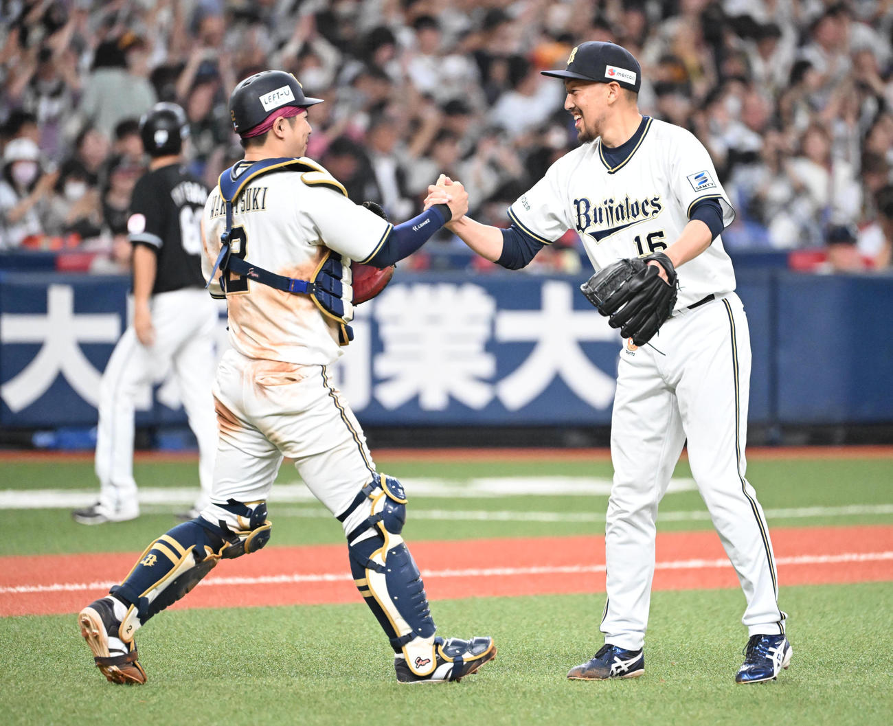 オリックス対ロッテ　日本シリーズ進出へ王手をかけ、握手を交わす若月（左）と平野佳（撮影・和賀正仁）