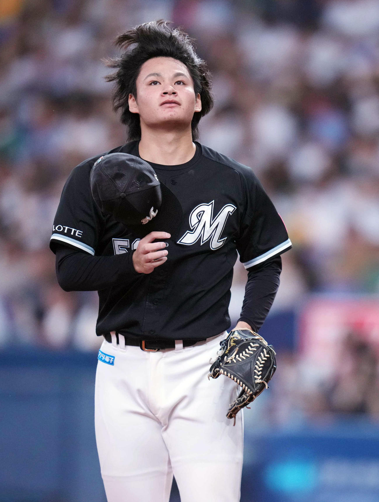 オリックス対ロッテ　2回裏のピンチをしのぎ、髪をなびかせ、ベンチに戻るロッテ2番手の中森（撮影・狩俣裕三）