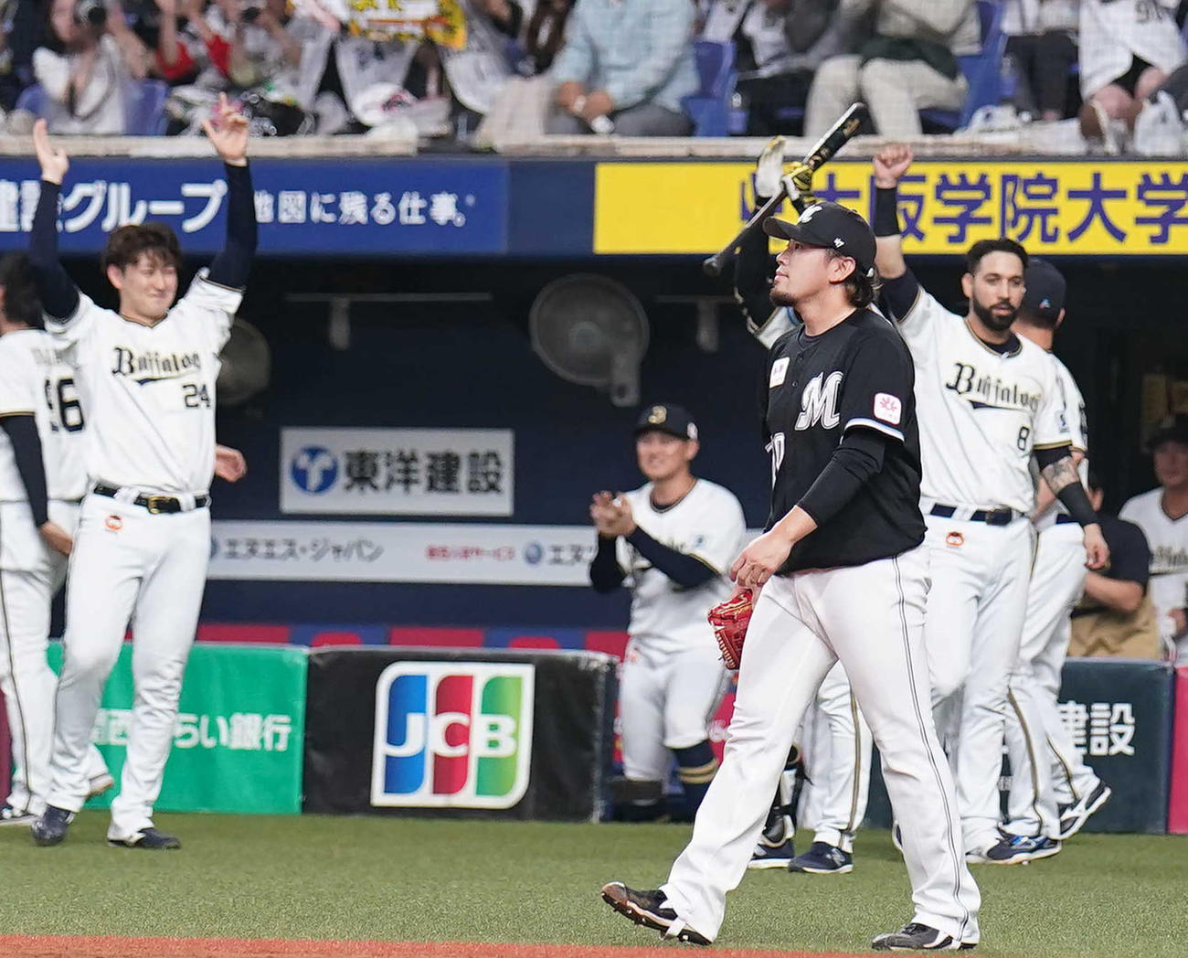 オリックス対ロッテ　8回裏オリックス2死一塁、頓宮に適時二塁打を打たれる西村（右）（撮影・狩俣裕三）