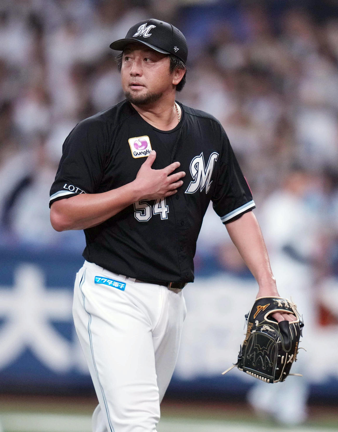 オリックス対ロッテ　1回裏のピンチをしのぎ、胸をなで下ろすロッテ先発の沢村（撮影・狩俣裕三）