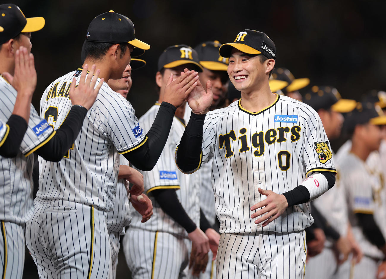 阪神対広島　クライマックスシリーズのMVPを獲得し、笑顔でナインとタッチを交わす阪神木浪（右）（撮影・前田充）