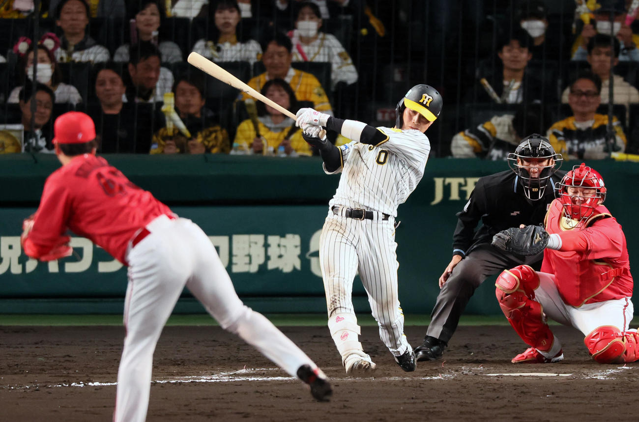 阪神対広島　8回裏阪神2死、木浪は左前打を放つ。投手は島内（撮影・加藤哉）