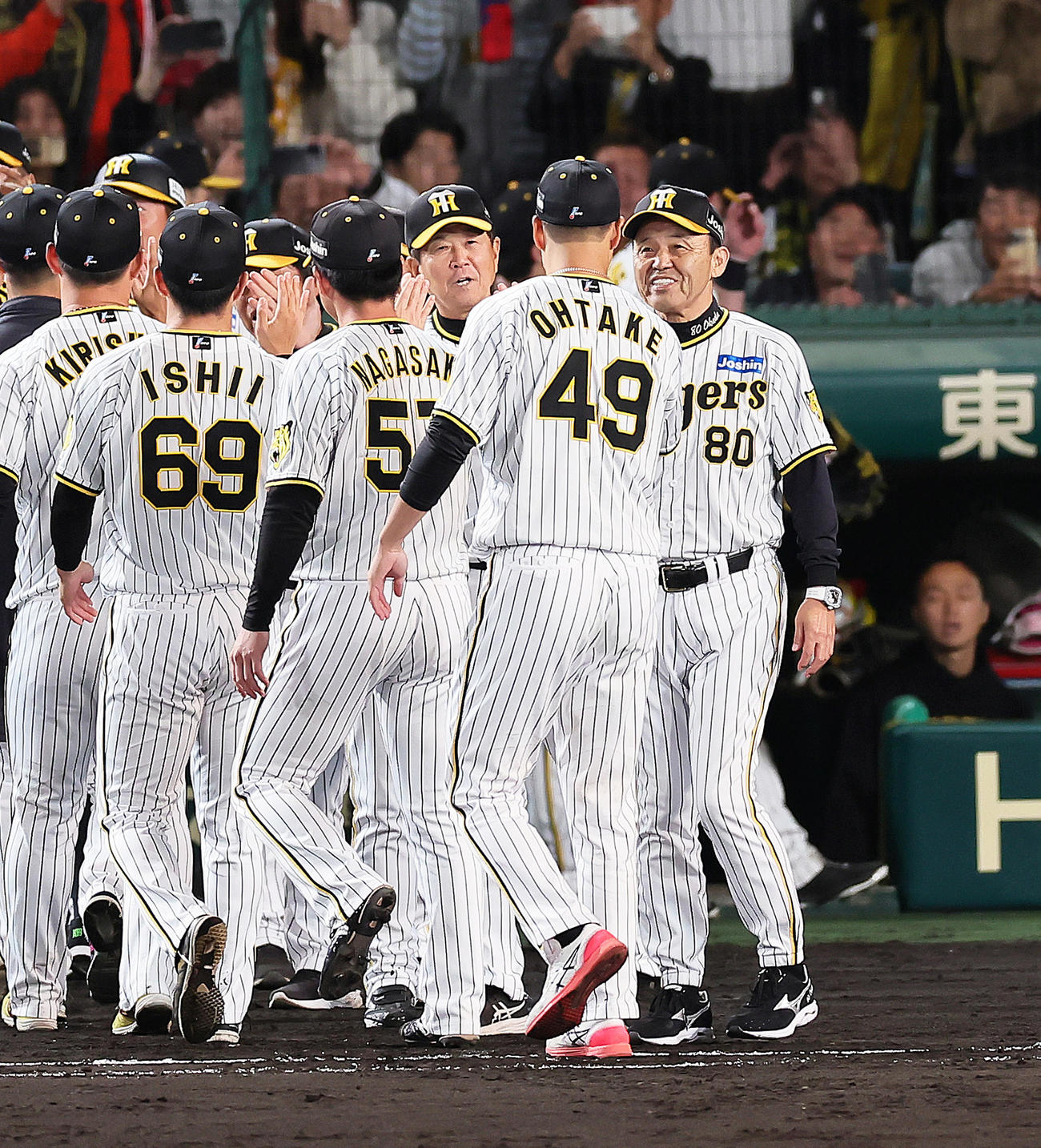 阪神対広島　日本シリーズ進出を決め笑顔で選手らを迎える阪神岡田監督（右端）（撮影・足立雅史）