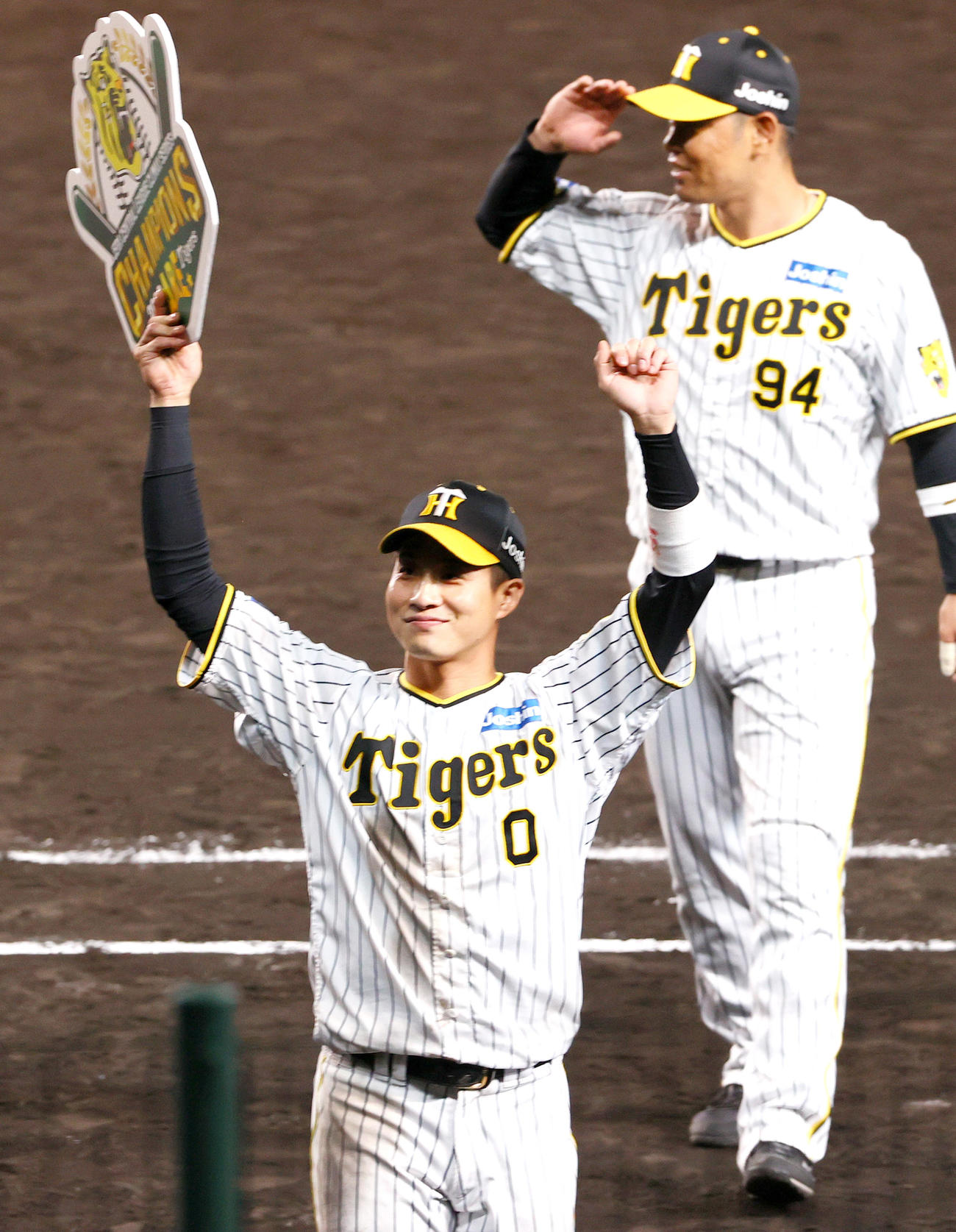 CSファイナル　阪神対広島　MVPに輝いた阪神木浪（手前）はファンの声援に応える（撮影・上山淳一）