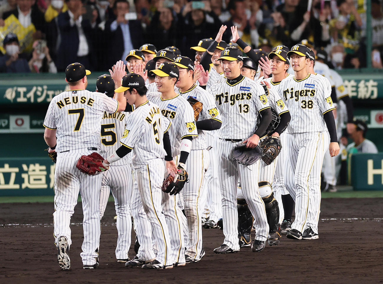 阪神対広島　日本シリーズ進出を決め笑顔でタッチを交わす阪神木浪（中央左）ら（撮影・足立雅史）