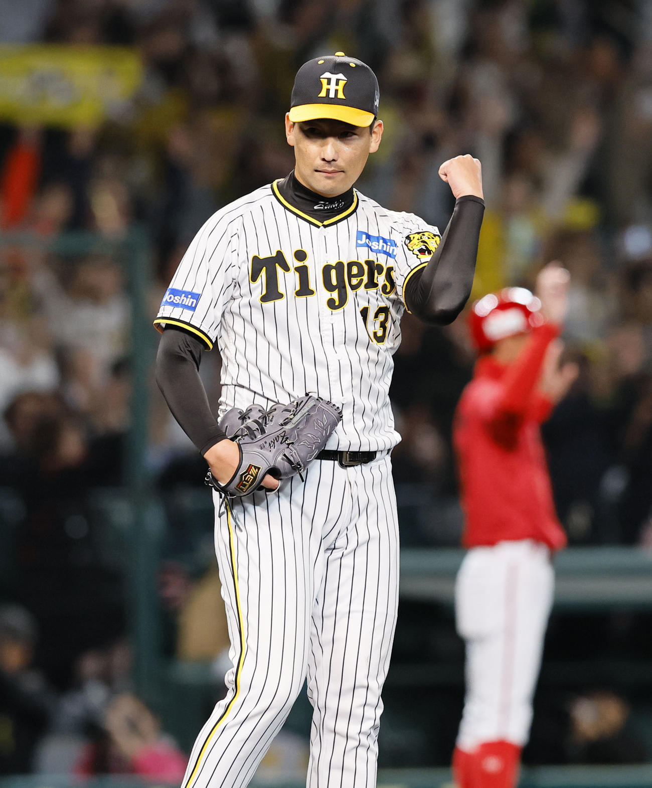 阪神対広島　9回表広島2死一、二塁、西川を打ち取りガッツポーズをする阪神岩崎（撮影・藤尾明華）