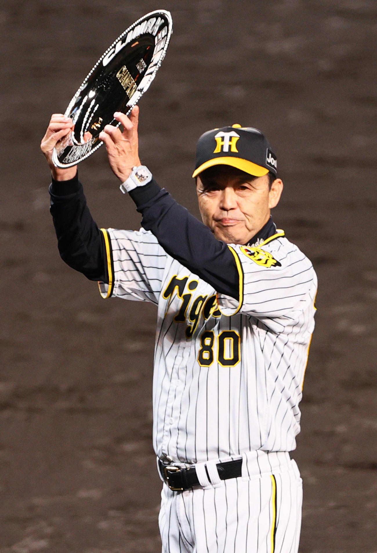 CSファイナル　阪神対広島　CS優勝シャーレを掲げる阪神岡田監督（撮影・上山淳一）
