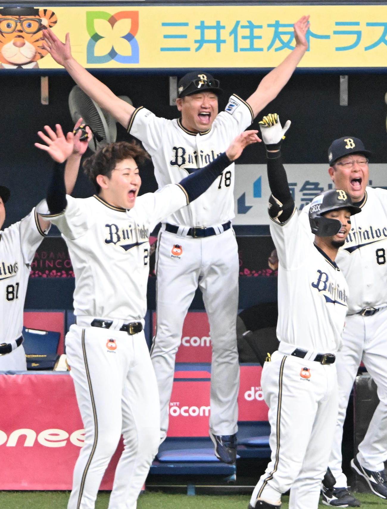 オリックス対ロッテ　8回裏オリックス2死一塁、頓宮裕真の適時打で若月健矢が生還しジャンプをし喜ぶ中嶋聡監督（撮影・石井愛子）