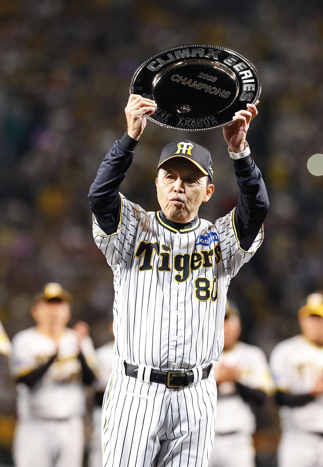 阪神対広島　日本シリーズ進出を決め、シャーレを掲げる阪神岡田監督（撮影・藤尾明華）