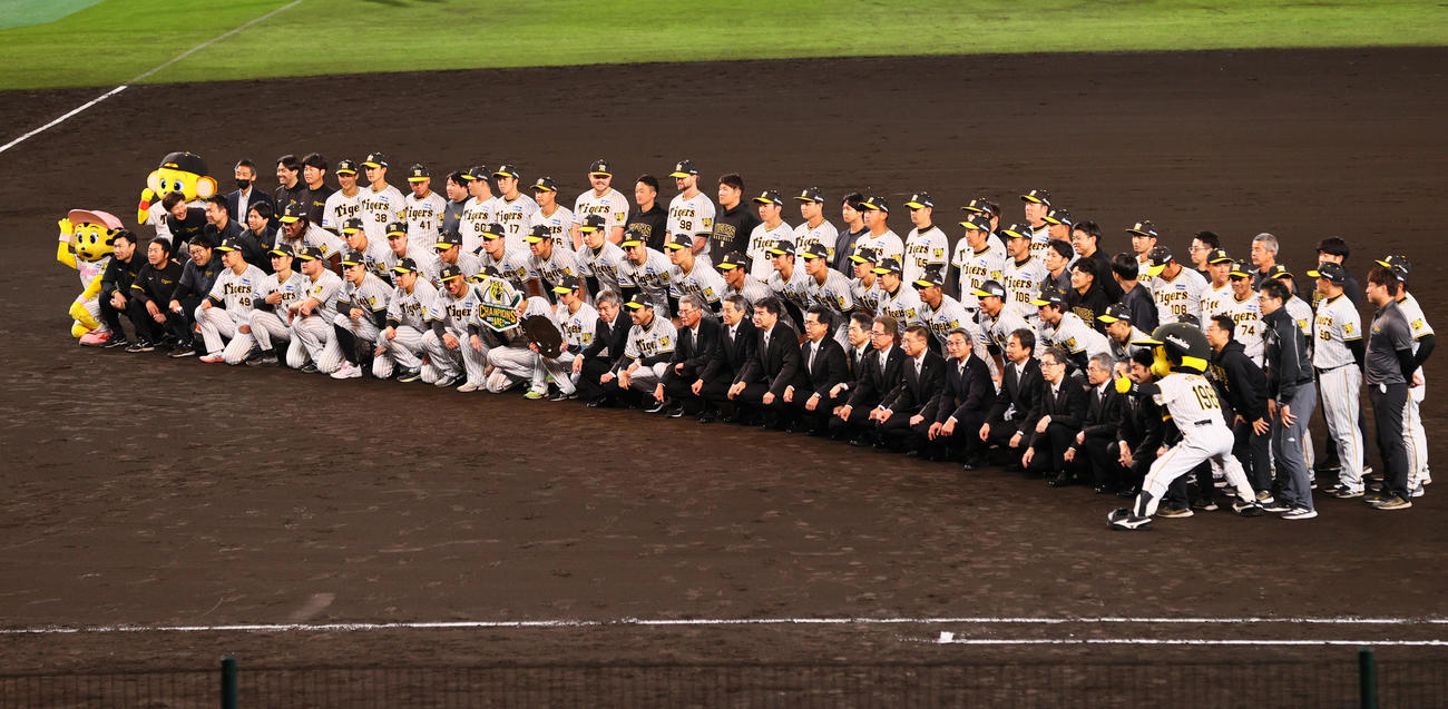阪神対広島　CS優勝を決め、記念撮影する阪神ナイン（撮影・上山淳一）