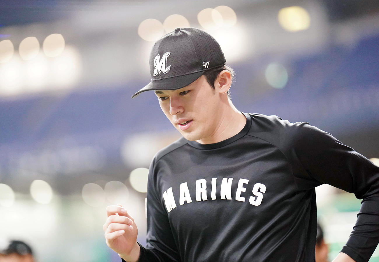 オリックス対ロッテ　試合前、ウオーミングアップをするロッテ佐々木朗希（撮影・狩俣裕三）