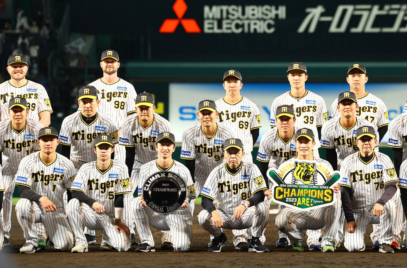 阪神対広島　日本シリーズ進出を決め、集合写真に納まる阪神の監督選手、関係者ら（撮影・藤尾明華）