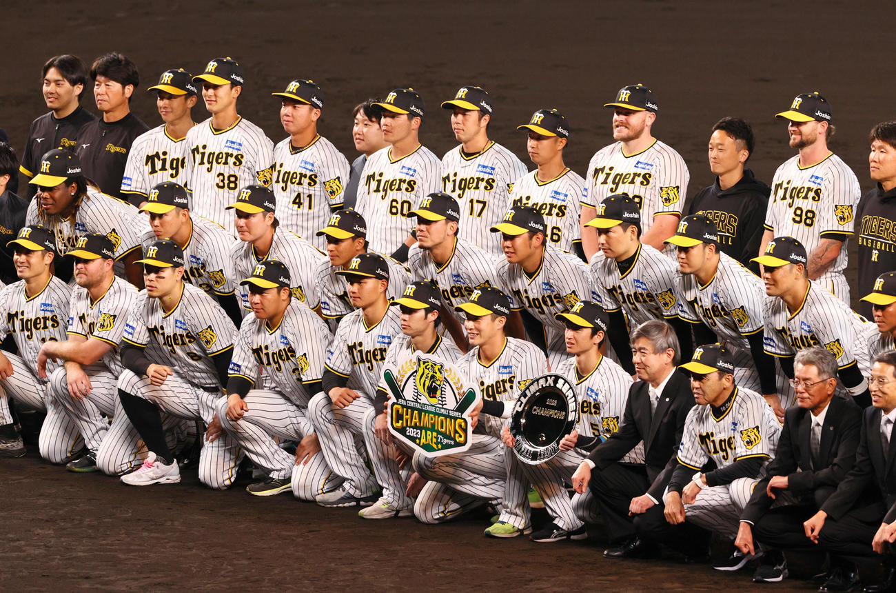 阪神対広島　CS優勝を決め、記念撮影する阪神ナイン（撮影・上山淳一）