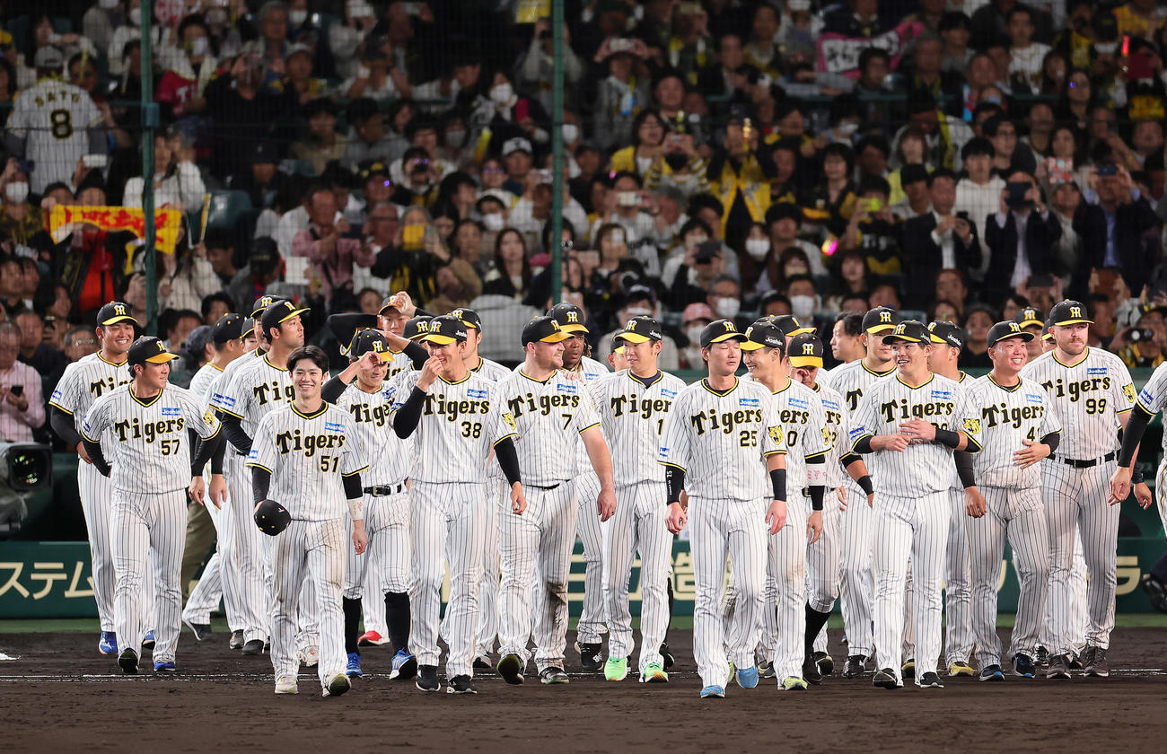 阪神対広島　表彰式に笑顔で向かう阪神の選手ら（撮影・足立雅史）