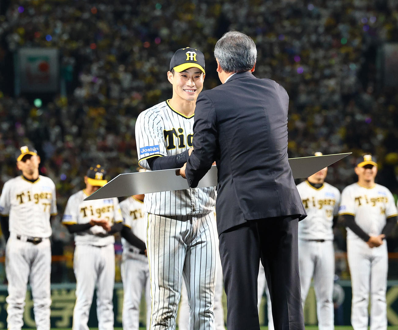 阪神対広島　最優秀選手賞に選ばれ、表彰を受ける阪神木浪（撮影・藤尾明華）