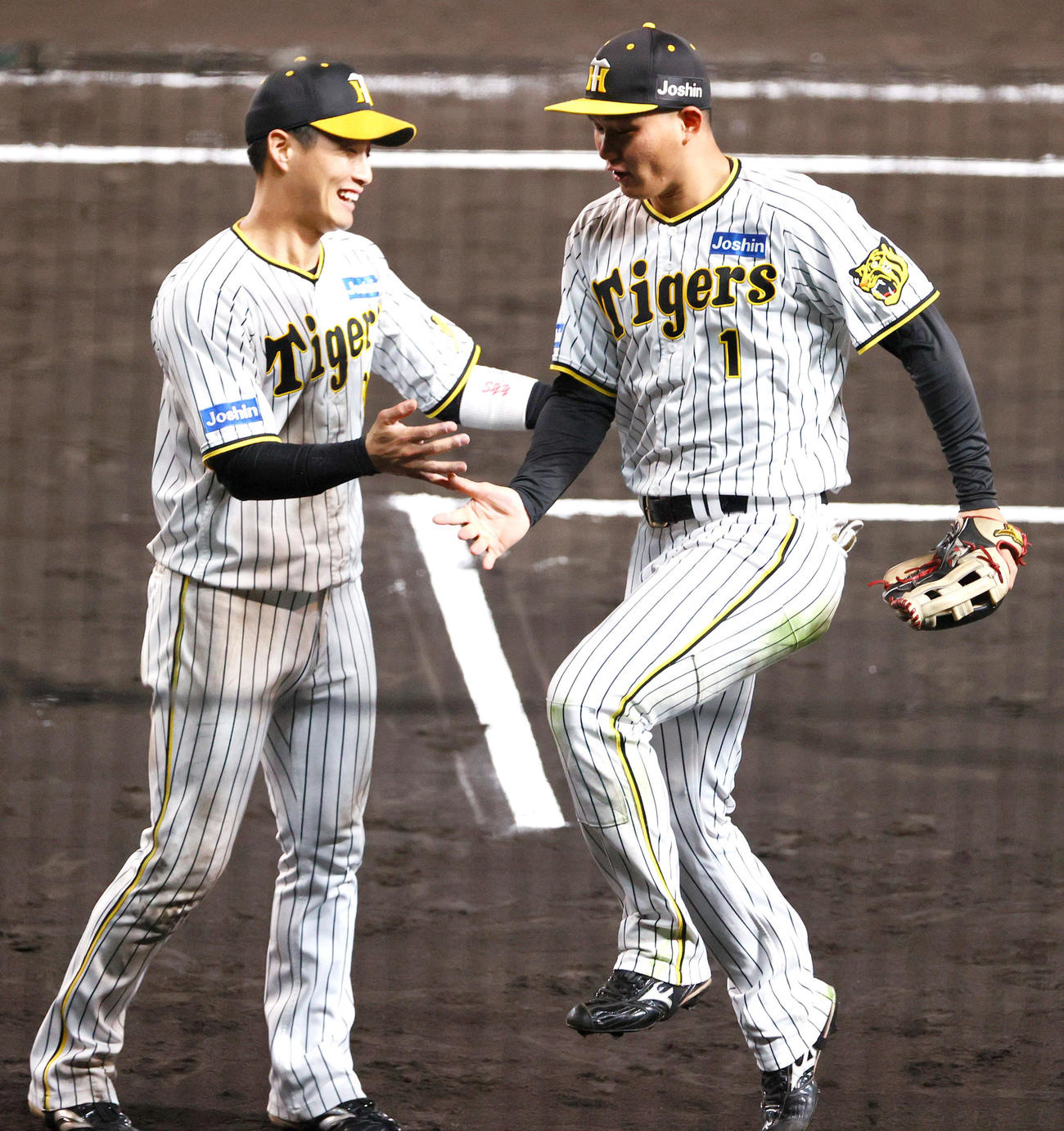 CSファイナル　阪神対広島　8回表広島2死一、二塁、代打松山の右飛を好捕した森下（右）を出迎える木浪（撮影・上山淳一）