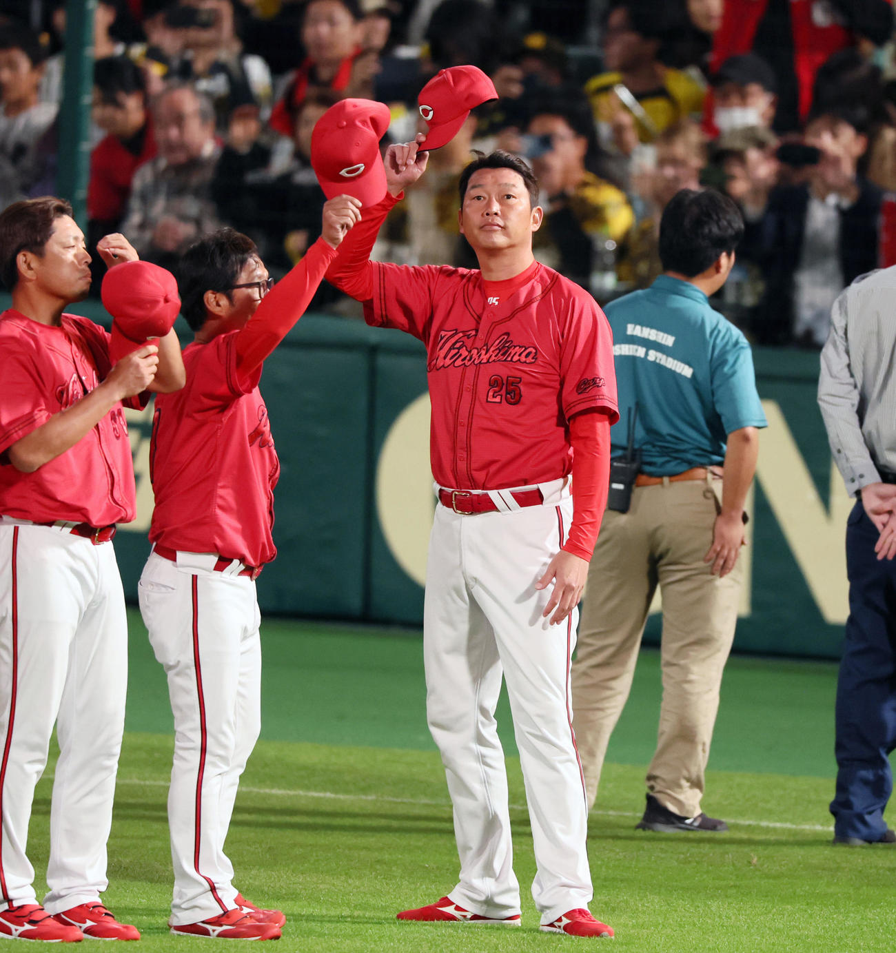 阪神対広島　阪神に敗れ甲子園球場のファンにあいさつする新井監督と広島ナイン（撮影・加藤哉）