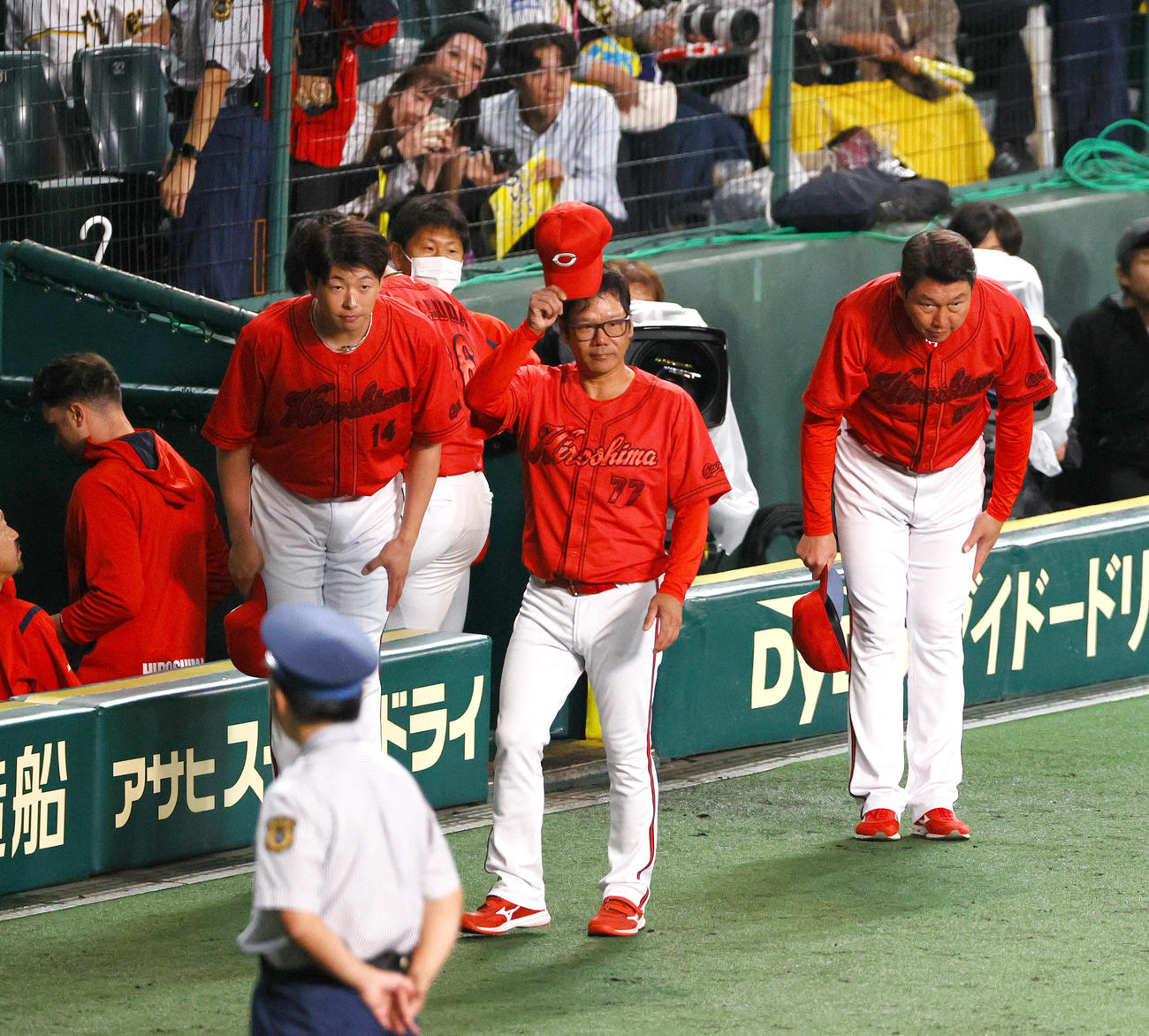 CSファイナル　阪神対広島　CSファイナルで敗退となった広島新井監督（右）はあいさつし引き揚げる（撮影・上山淳一）