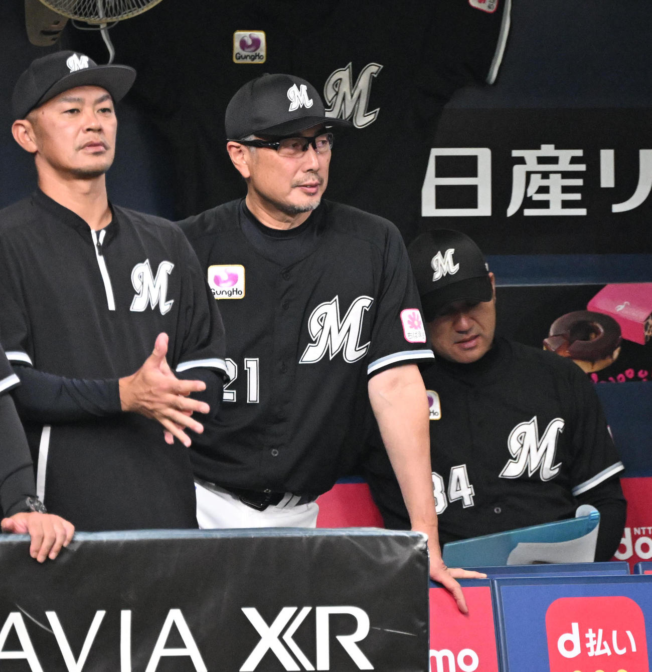 オリックス対ロッテ　5回、ベンチから戦況をみる吉井監督（撮影・和賀正仁）