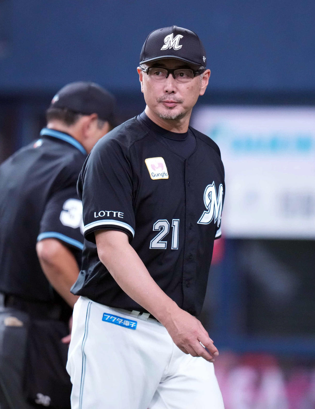 オリックス対ロッテ　7回表を終え、選手の交代を告げる吉井監督（撮影・狩俣裕三）