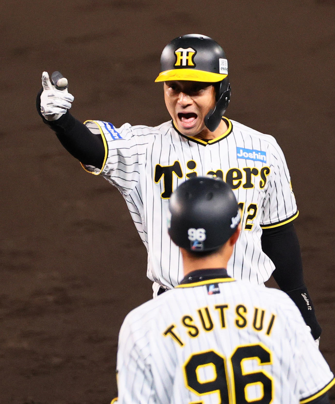 CSファイナル　阪神対広島　4回裏阪神2死一、三塁、坂本は左適時打を放ちベンチに向かってポーズを決める（撮影・上山淳一）