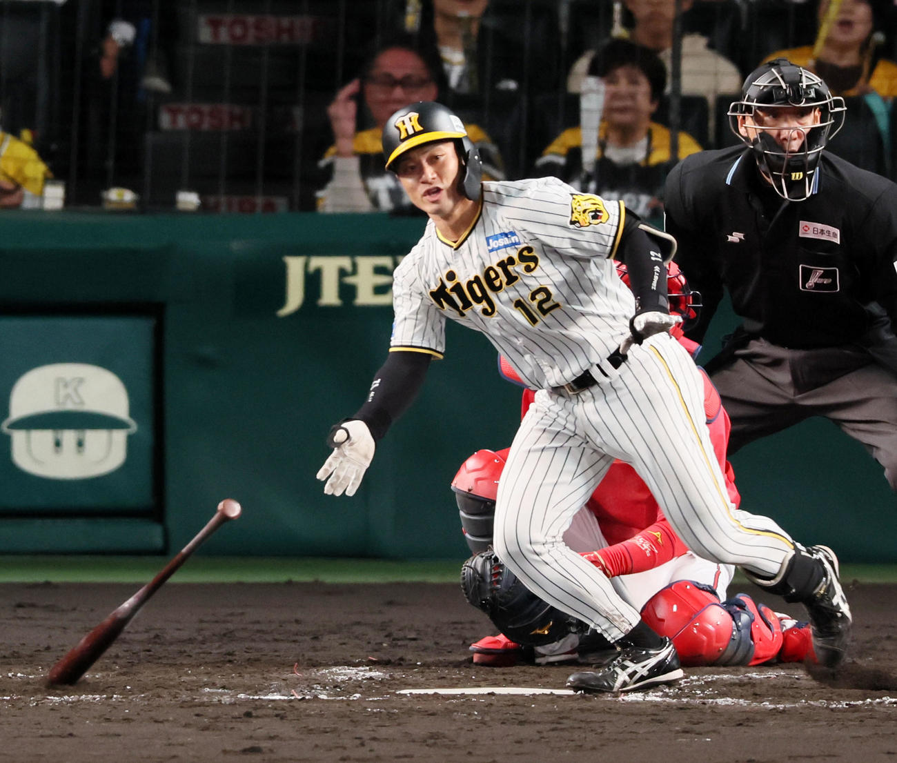 阪神対広島　4回裏阪神2死一、三塁、坂本は左適時打を放つ（撮影・加藤哉）
