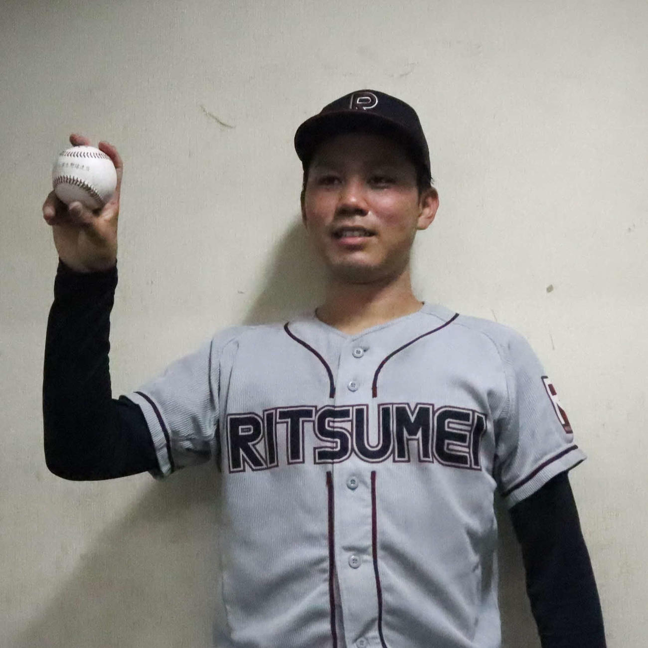 ノーヒットノーランで記念球を手にする立命大の谷脇（撮影・村松万里子）