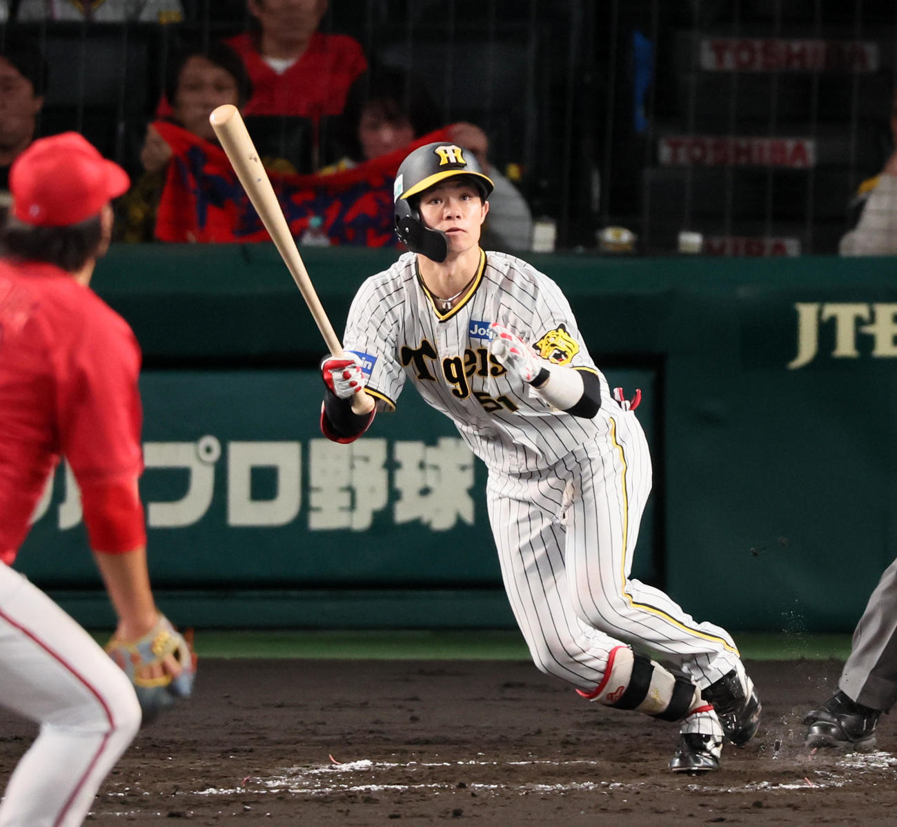 阪神対広島　4回裏阪神無死、中野は遊内野安打を放つ。投手は床田（撮影・加藤哉）