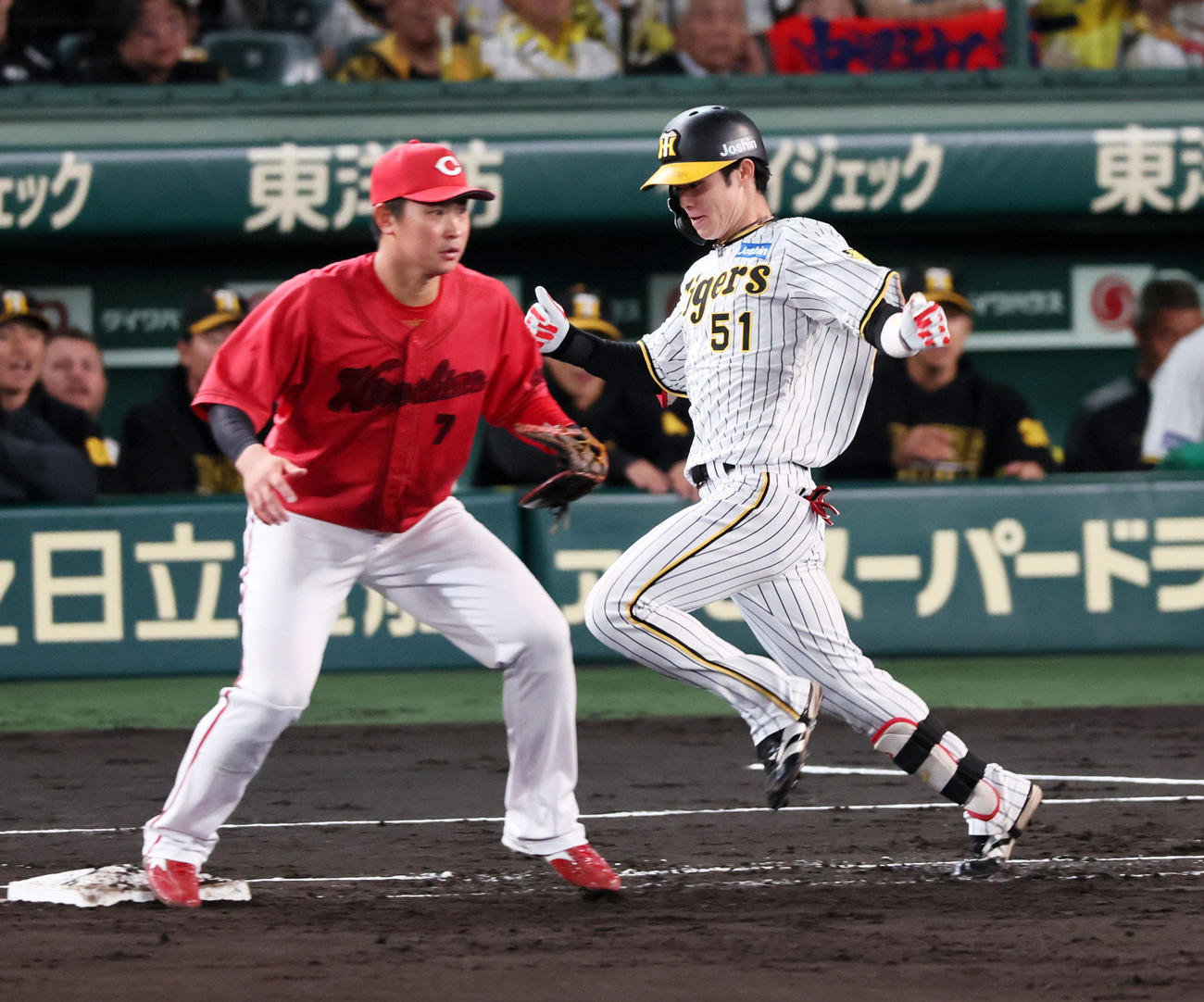 阪神対広島　4回裏阪神無死、中野は遊内野安打を放つ。投手は床田（撮影・加藤哉）