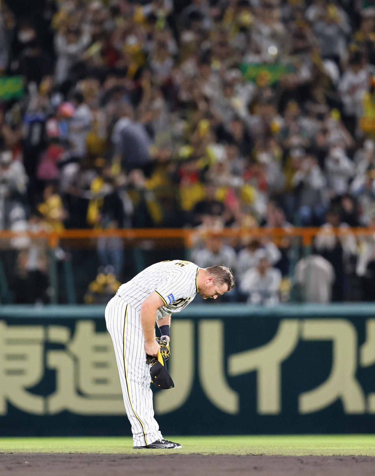 阪神対広島　4回に同点打を放ち、ファンの声援に応える阪神ノイジー（撮影・藤尾明華）