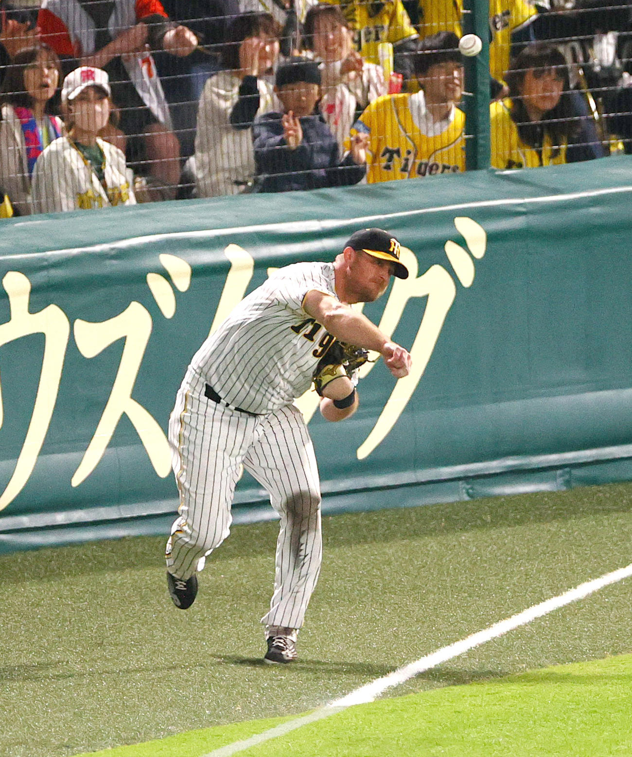 CSファイナル　阪神対広島　8回表広島1死、左翼手ノイジーは強肩で左前打を放った上本の二塁進塁を阻止する（撮影・上山淳一）
