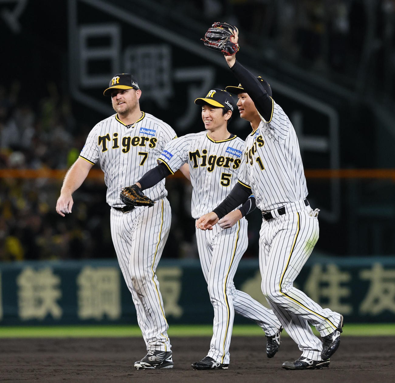 阪神対広島　日本シリーズ進出を決め、タッチを交わす（左から）阪神ノイジー、近本、森下（撮影・藤尾明華）