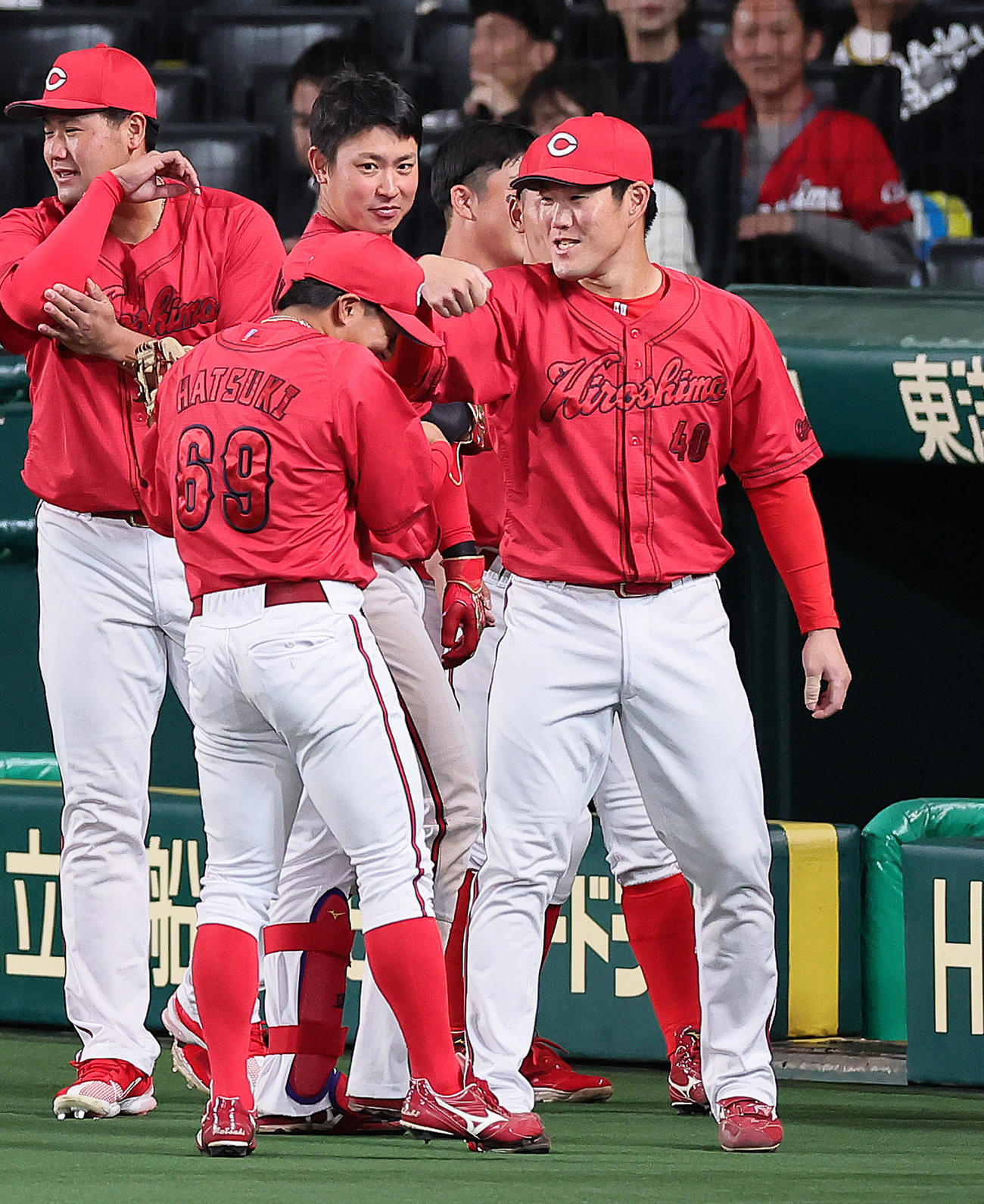 試合前、円陣を終えた磯村（右）は羽月の頭をたたく（撮影・足立雅史）