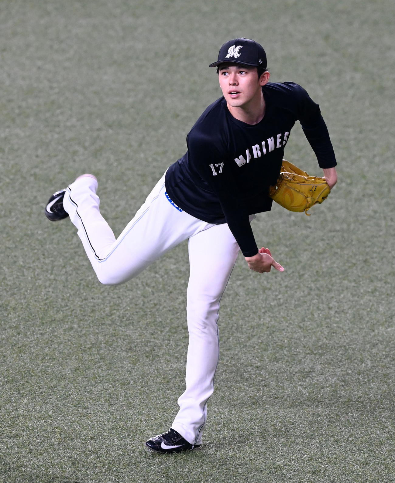 キャッチボールを行う佐々木朗（撮影・前岡正明）