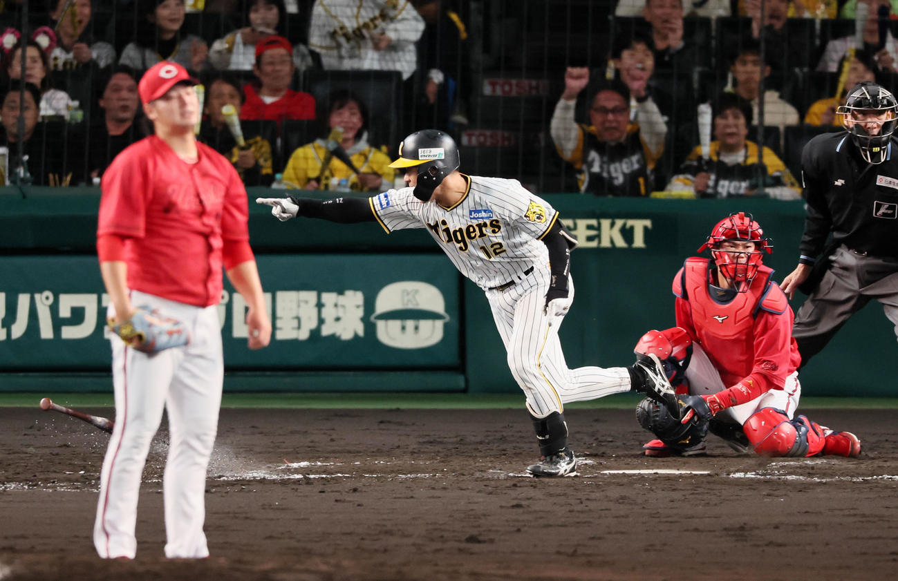 阪神対広島　4回裏阪神2死一、三塁、坂本は左適時打を放つ。投手は床田（撮影・加藤哉）
