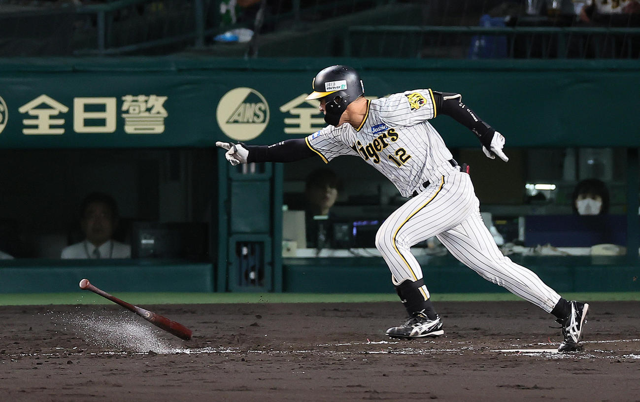 阪神対広島　4回裏阪神2死一、三塁、坂本は左前適時打を放ちベンチを指さす（撮影・足立雅史）