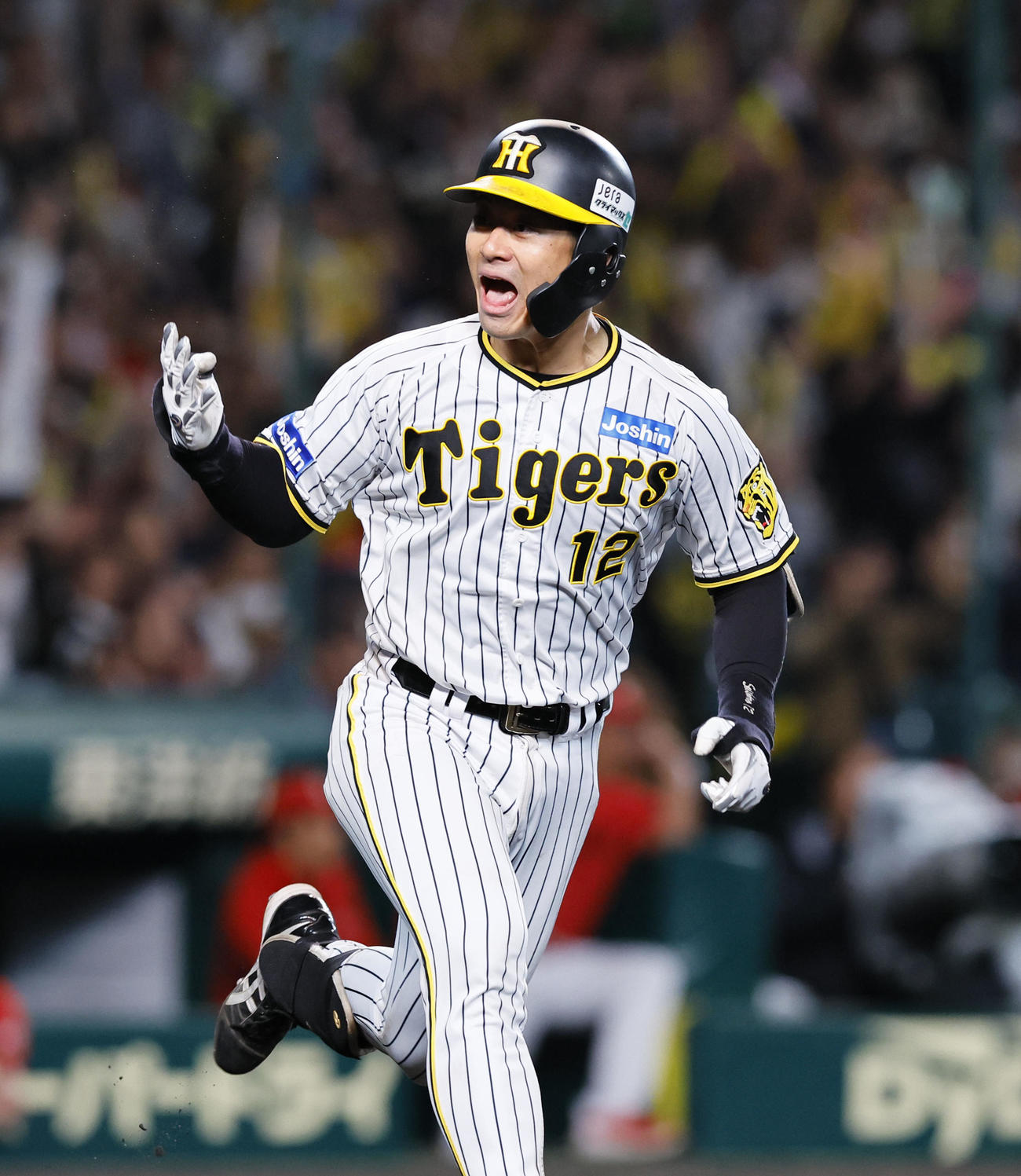 阪神対広島　4回裏阪神2死一、三塁、左前に勝ち越しの適時打を放ちポーズをとる坂本（撮影・藤尾明華）