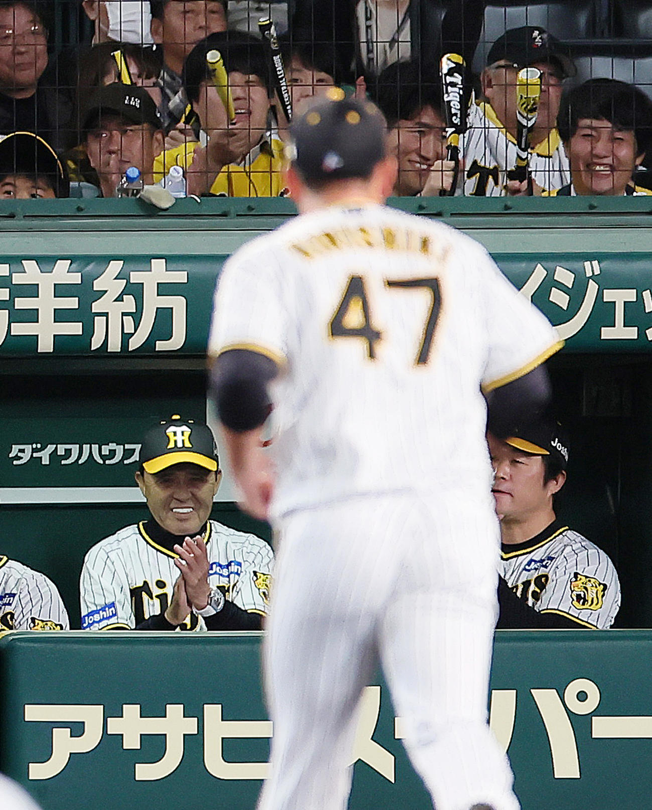 阪神対広島　7回、好投を見せる阪神桐敷（手前）に笑顔で拍手する岡田監督（撮影・足立雅史）