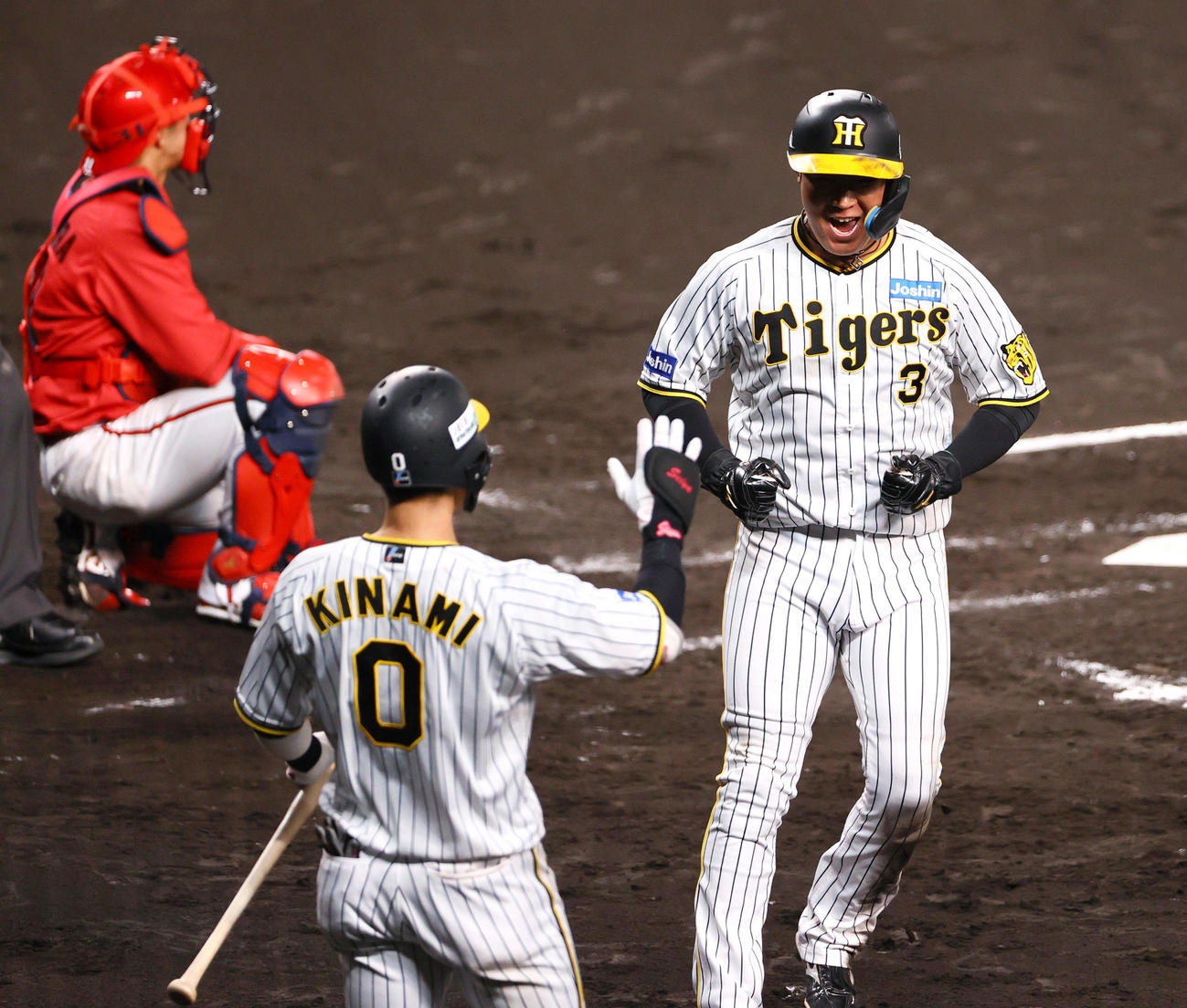 CSファイナル　阪神対広島　4回裏阪神2死一、三塁、大山（右）は坂本の左前適時打で生還し喜ぶ（撮影・上山淳一）