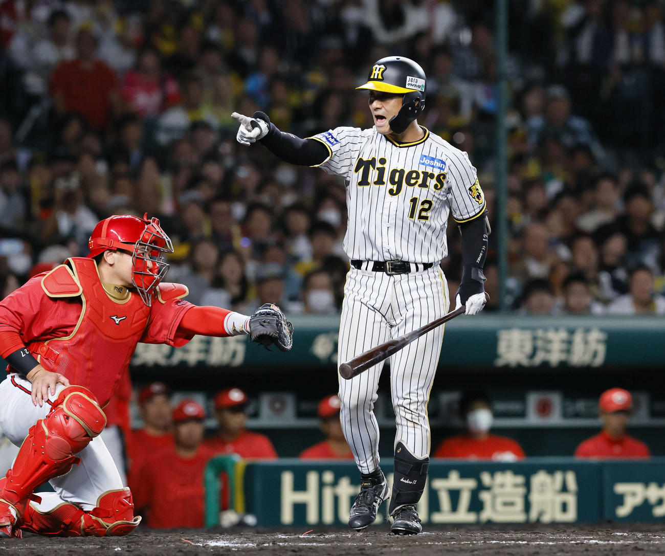 19日、広島戦の9回に四球を選び指さす坂本
