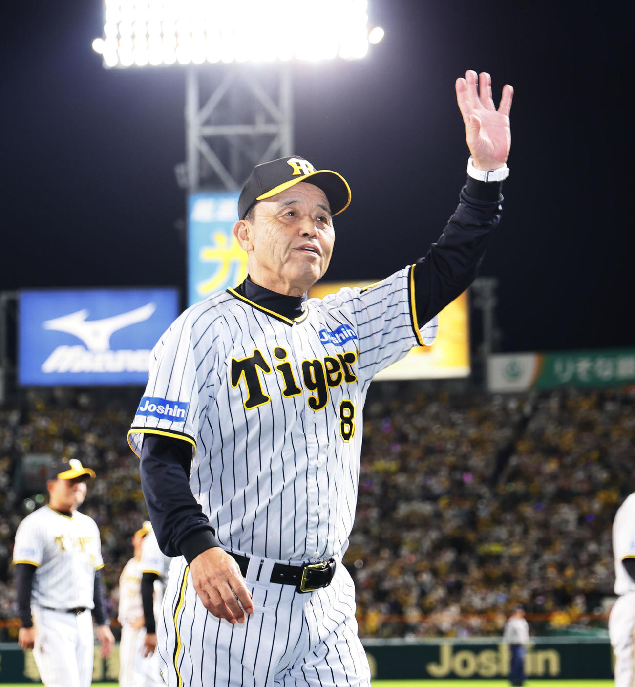 阪神対広島　日本シリーズ進出を決め、ファンに手を振り引き揚げる阪神岡田監督（撮影・藤尾明華）