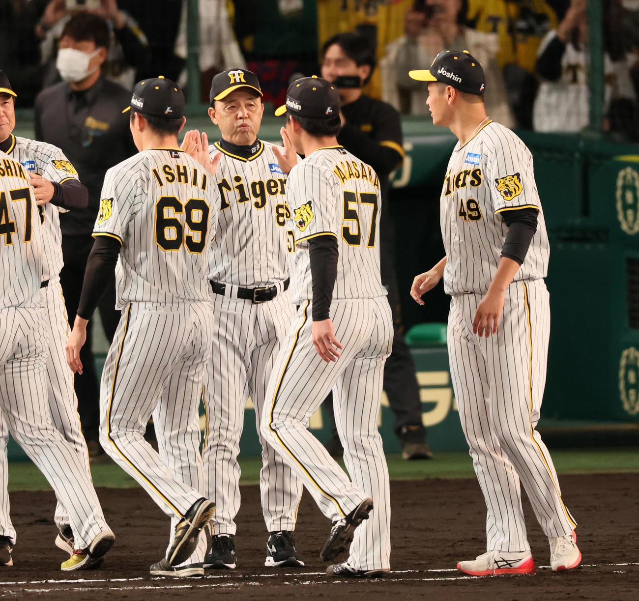 阪神対広島　広島に勝利しナインとタッチする岡田監督（撮影・加藤哉）