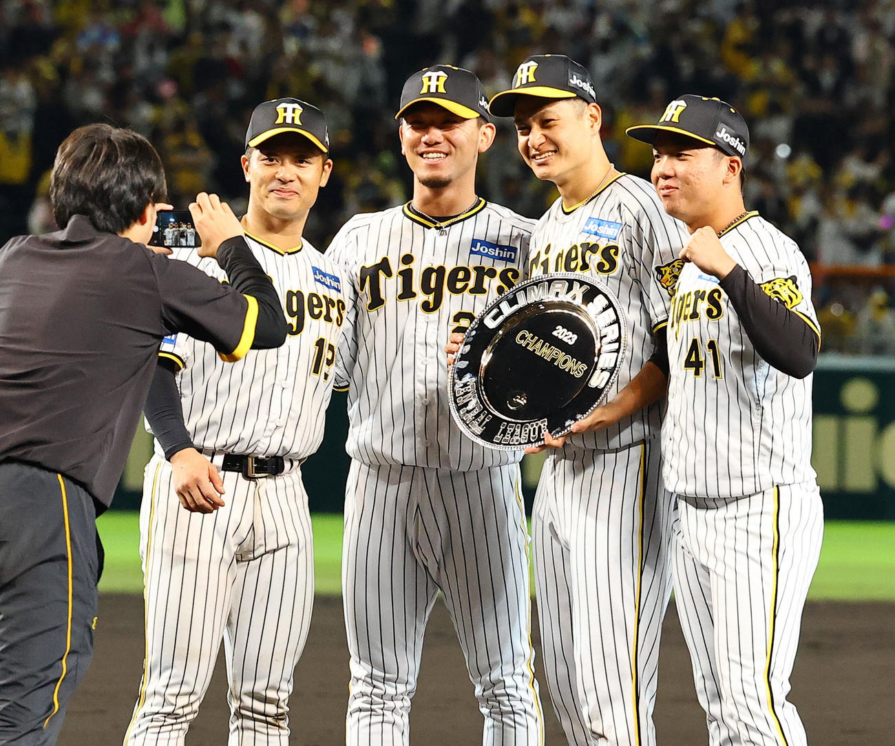 阪神対広島　日本シリーズ進出を決め、写真に納まる（右から）阪神村上、大竹、伊藤将、坂本（撮影・藤尾明華）