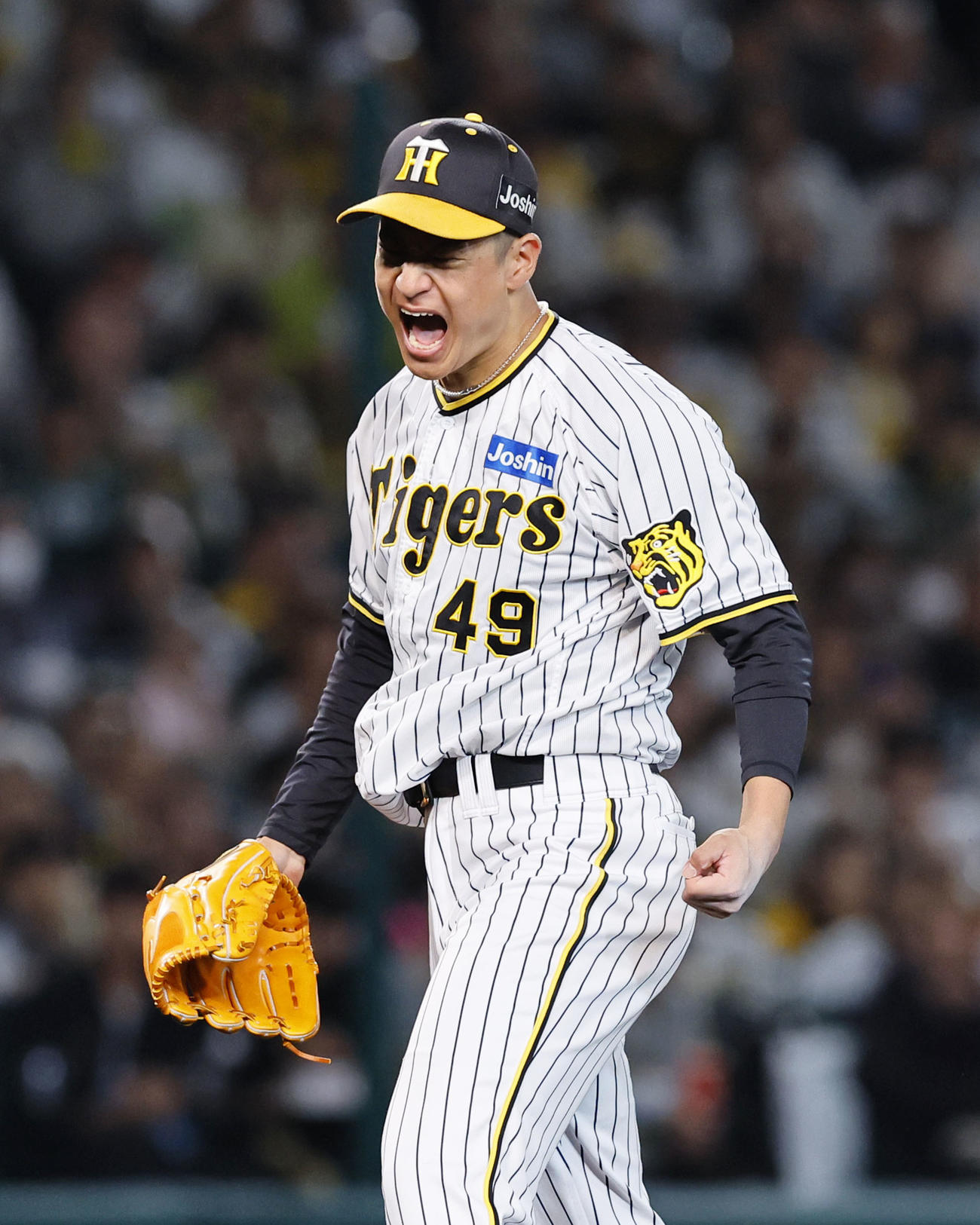 阪神対広島　5回表広島2死一、二塁、上本を三振に仕留めガッツポーズをする阪神大竹（撮影・藤尾明華）