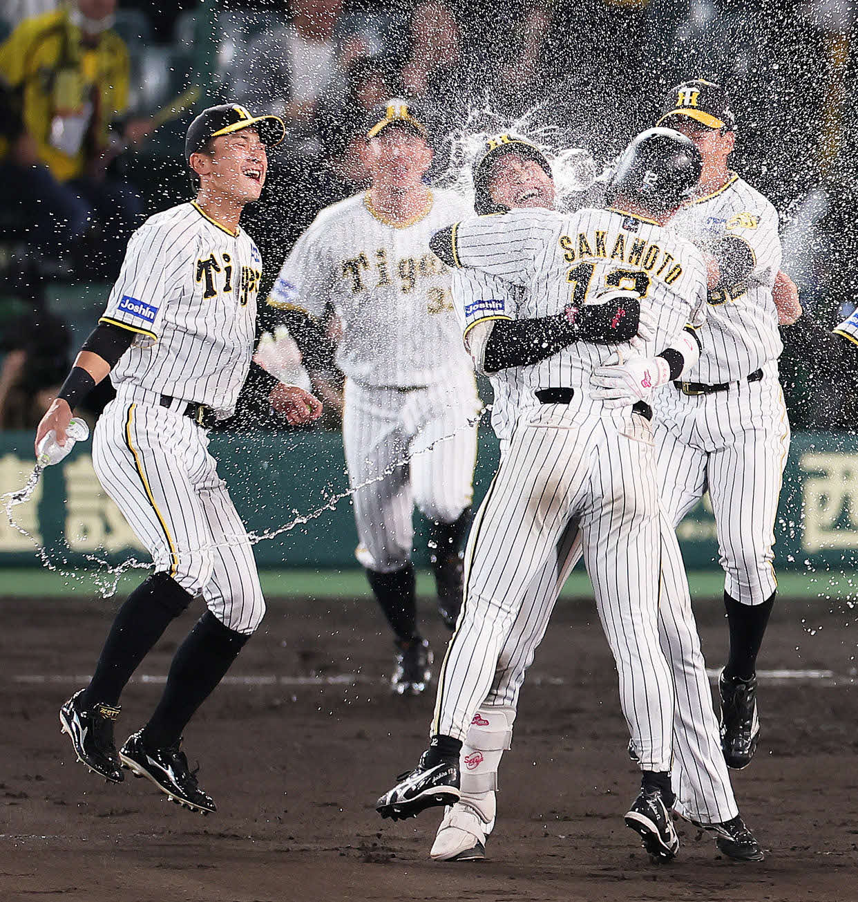 9回裏阪神2死満塁、木浪（右から3人目）のサヨナラ打に歓喜するナインら（撮影・足立雅史）