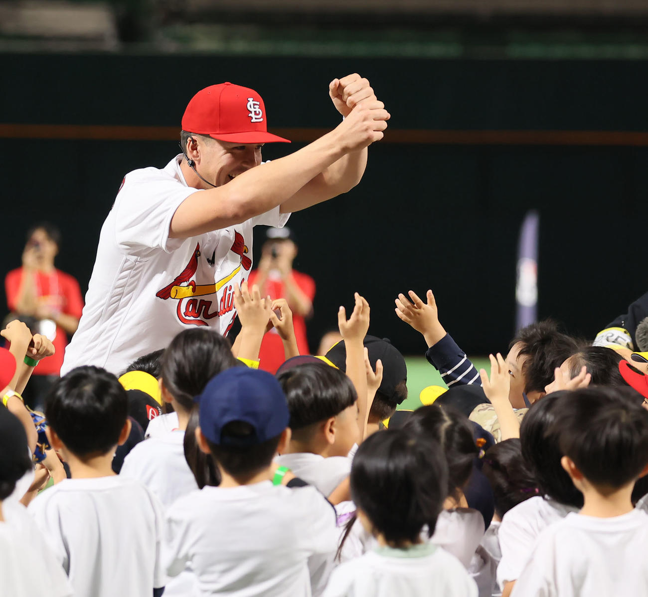子どもたちにペッパーミルポーズを披露するヌートバー（撮影・冨田成美）
