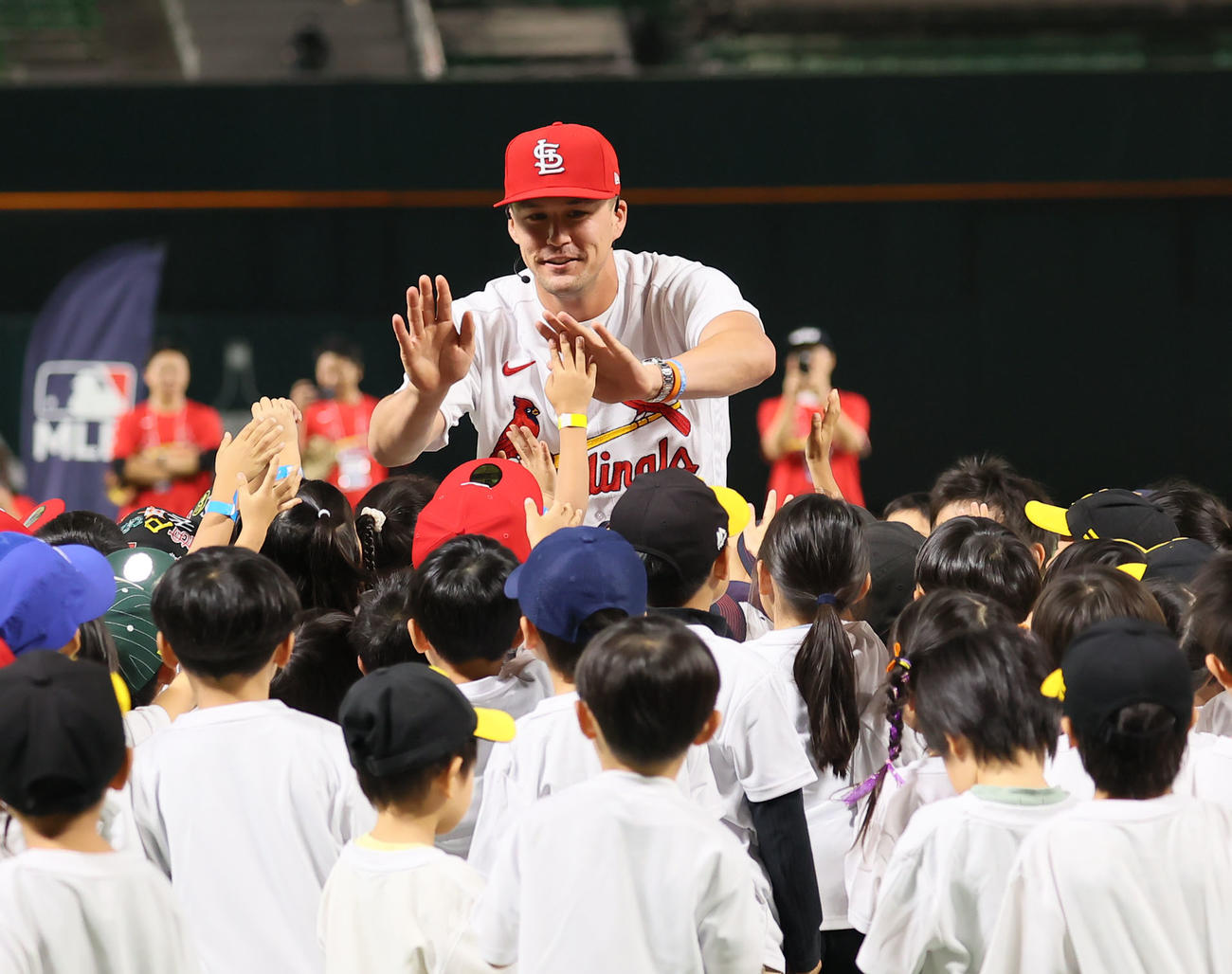 子どもたちとタッチを交わすヌートバー（撮影・冨田成美）