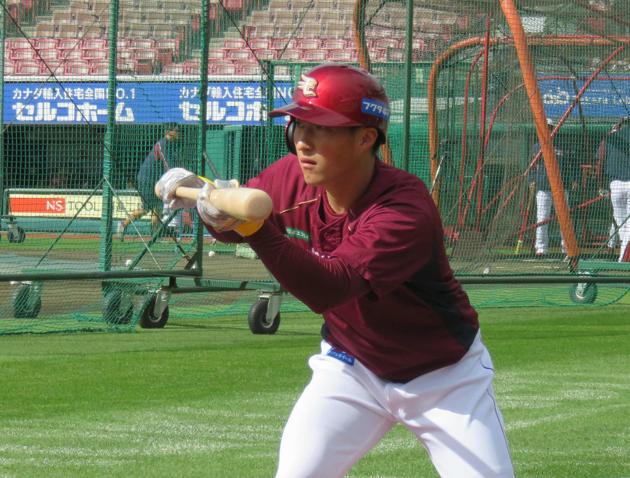 バント練習を行う楽天小深田