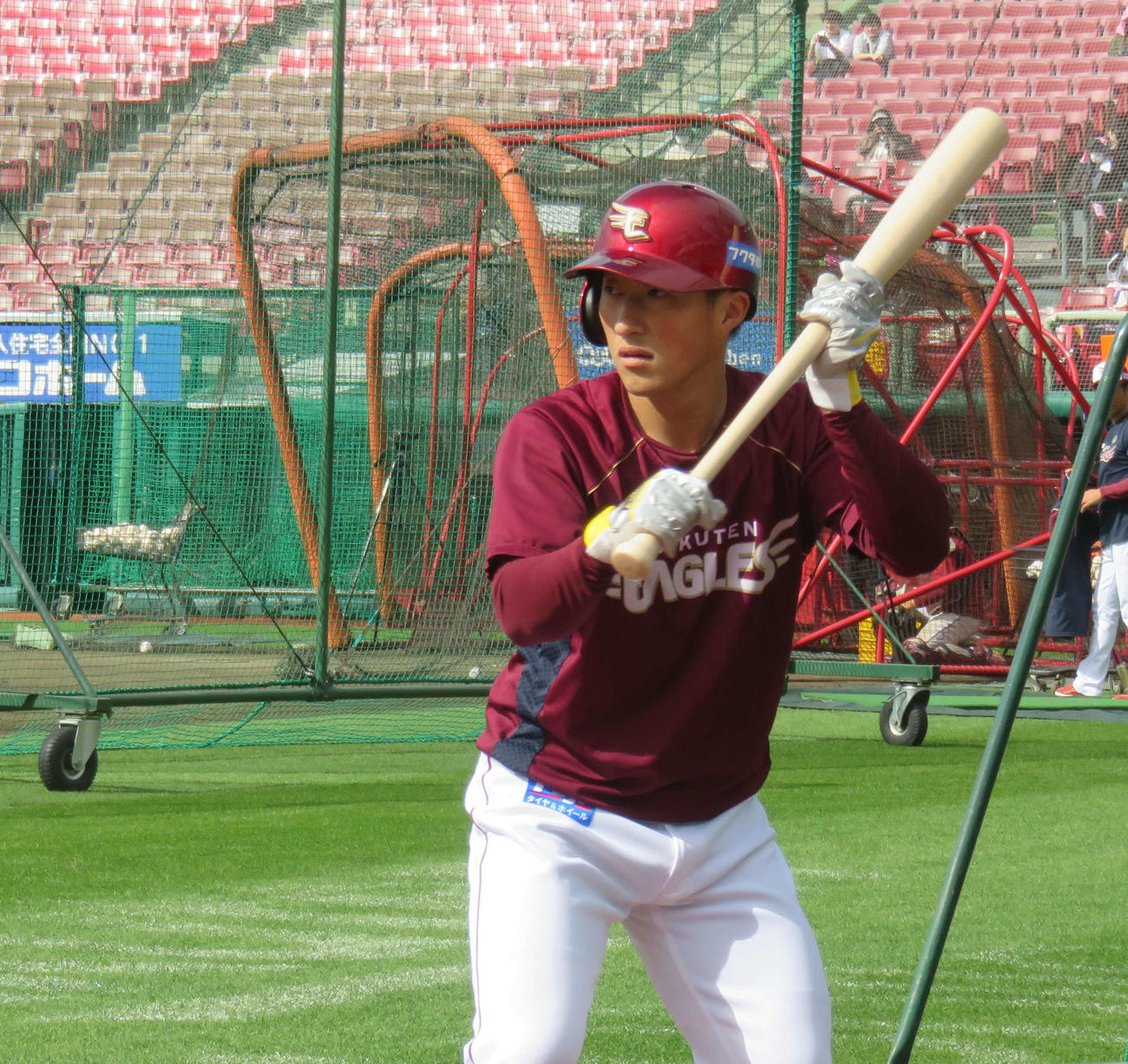 バント練習を行う楽天小深田